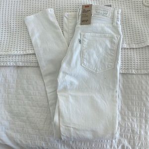 BOGO 🔥🔥 Levi’s white jeans